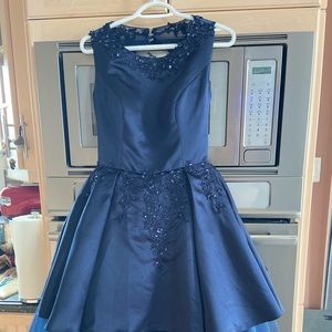 Gorgeous navy prom date gown - open back size 6